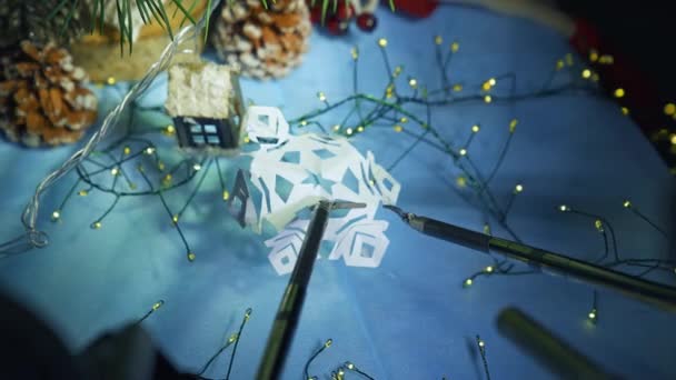 Gadget Humanóide Preparando Floco Neve Papel Enquanto Prepara Para Natal — Vídeo de Stock