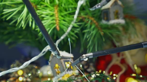 Kovový Kyborg Zdobí Vánoční Stromeček Při Přípravě Svátky Oříznutý Pohled — Stock video