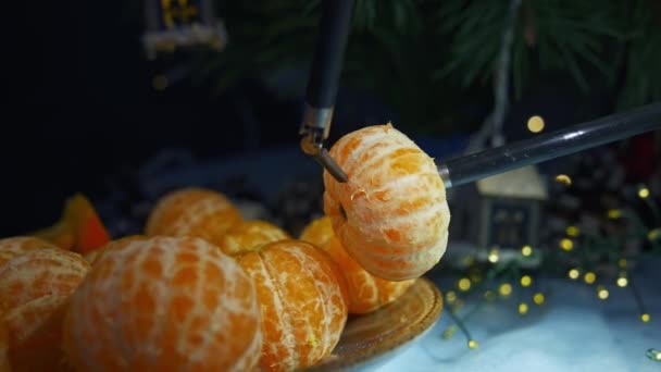 Gadget Humanoide Schält Mandarine Während Der Vorbereitung Auf Weihnachten Ausgeschnittene — Stockvideo