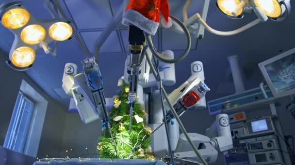 Umělá Inteligence Robot Zdobí Vánoční Stromeček Při Přípravě Svátky Oříznutý — Stock video