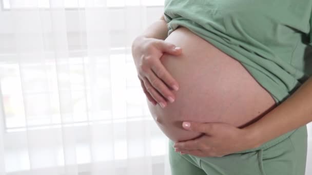 Έγκυος Γυναίκα Μεγάλη Κοιλιά Κοιλιά Στέκεται Στο Δωμάτιο Ευτυχισμένη Εγκυμοσύνη — Αρχείο Βίντεο