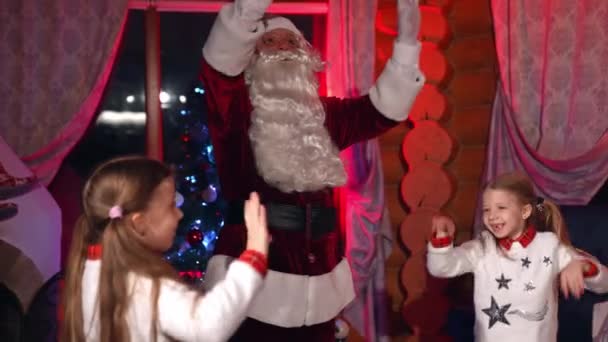 Noel Süslemeli Odada Noel Baba Yla Dans Eden Çocuklar Şirin — Stok video