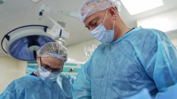 Medizinische Operation Einige Werkzeuge Spezialist Legt Gerät Einen Patienten Operationssaal — Stockvideo