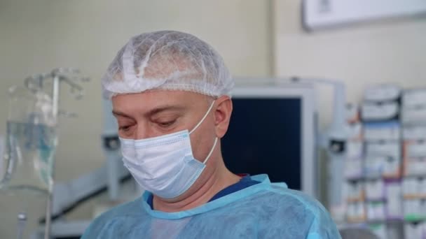 Два Нейрохірурги Операційній Кімнаті Забезпечують Операцію Нейрохірургії Сучасна Інноваційна Клініка — стокове відео
