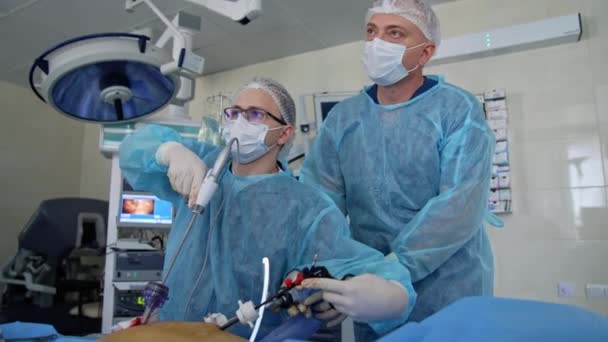 Dwóch Lekarzy Patrzących Monitor Oddziale Intensywnej Terapii Grupa Chirurgów Sali — Wideo stockowe