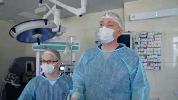 Ενδοσκοπική Χειρουργική Επέμβαση Στην Οθόνη Χειρουργοί Εκτελέσει Μια Λειτουργία Και — Αρχείο Βίντεο