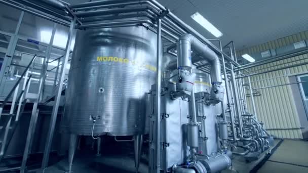 Interiér Mlékárny Fermentační Nádrží Technologické Vybavení Mléčné Farmě Sterilní Výroba — Stock video