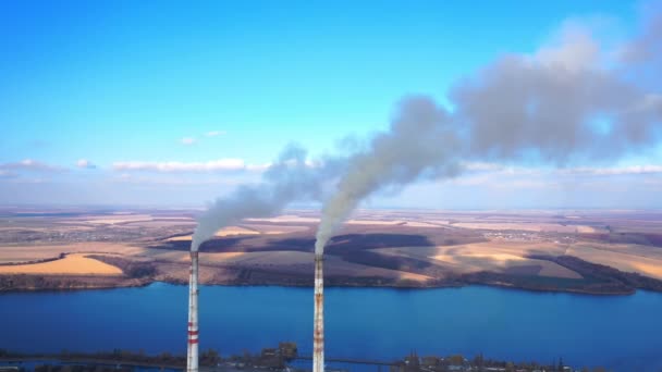 大気汚染を生み出す産業エネルギー 喫煙工場チューブの空中観察 全長ビュー — ストック動画
