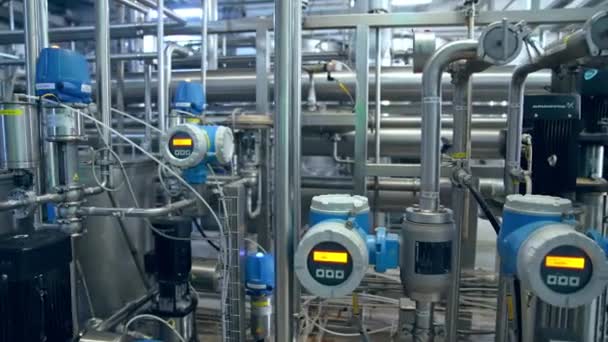 Süt Endüstrisi Makineleri Mandıra Çiftliğindeki Teknoloji Ekipmanları Steril Üretim Stok — Stok video