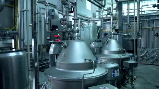 Interior Fábrica Láctea Con Tanque Fermentación Equipo Tecnológico Granja Lechera — Vídeos de Stock