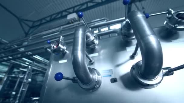 Süt Pastörize Tankı Boruları Olan Mandıra Fabrikası Hareket Kamerası Görünümü — Stok video