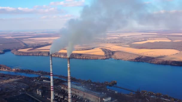 Widok Drona Starym Starzejącym Się Kominie Przemysłowym Dymem Chmurne Tło — Wideo stockowe