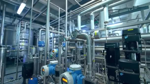 Produção Iogurte Leite Fábrica Laticínios Equipamentos Industriais Para Encher Copos — Vídeo de Stock