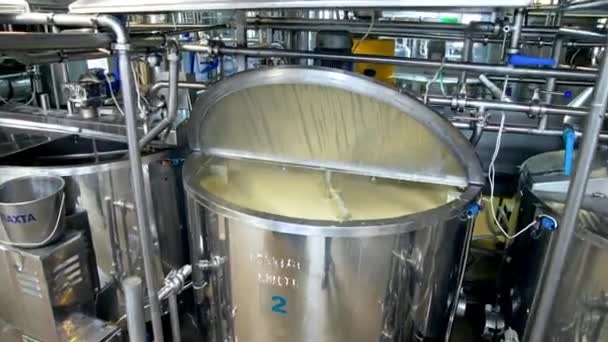 乳製品工場でのバターの生産 乳製品工業ラインでのバター生産 — ストック動画