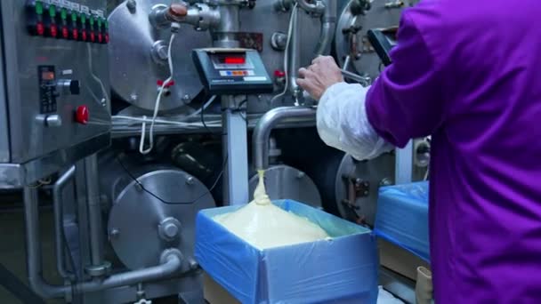 Flüssige Butter Ergießt Sich Aus Dem Rohr Den Behälter Fabrik — Stockvideo
