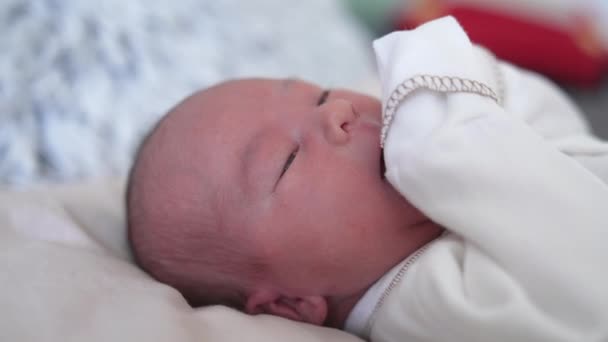 Primer Plano Pequeño Bebé Recién Nacido Lindo Bebé Recién Nacido — Vídeos de Stock