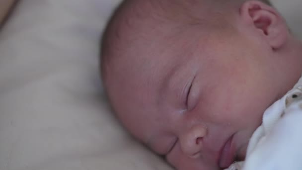 Kleine Pasgeboren Baby Slaapt Sluit Een Kleine Schattige Pasgeboren Baby — Stockvideo