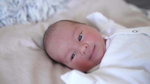 Cudowny Portret Noworodka Twarz Niemowlęcia Leżącego Łóżku Głodne Dziecko Szukające — Wideo stockowe