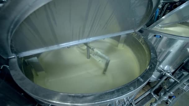 Equipamento Industrial Para Fazer Manteiga Recipiente Moderno Misturando Manteiga Fábrica — Vídeo de Stock
