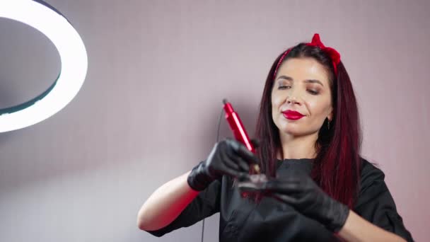 Cosmetoloog Maakt Permanente Make Schoonheidsspecialiste Vrouwelijke Holding Apparatuur Voorbereiding Het — Stockvideo