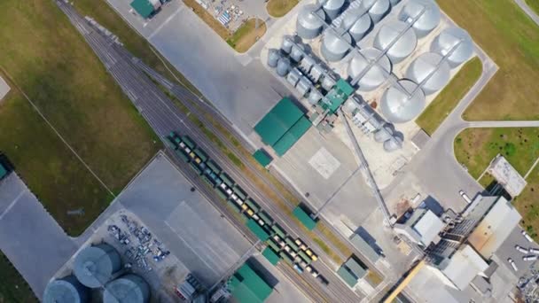 Gabonasilók Alumíniumtartályok Betakarításhoz Vasút Tehervonattal Ipari Területen Ezüst Gabona Terminálok — Stock videók