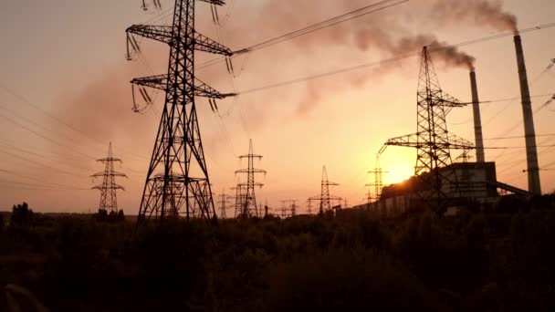 Електричні Вежі Біля Заводського Димоходу Темним Димом Трансмісійні Лінії Тлі — стокове відео