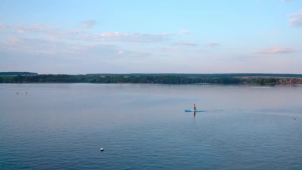 水上でのアクティブな冒険 美しい夏の風景の背景にオールと一緒にボードの上に立っている間 スポーツマントレーニング 極端なスポーツコンセプト — ストック動画