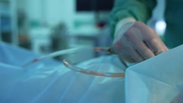 Mâinile Chirurgului Colectează Grăsime Țeavă Procedura Liposucție Pentru Îmbunătățirea Corpului — Videoclip de stoc