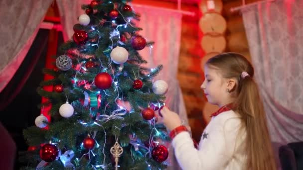Kislány Készül Karácsony Hangulatos Lakások Gyönyörű Szőke Gyermek Díszíti Karácsonyfa — Stock videók