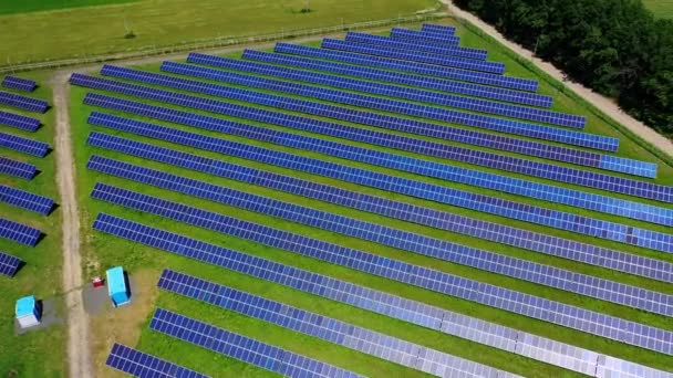 Photovoltaik Module Auf Der Grünen Wiese Hintergrund Alternative Saubere Energie — Stockvideo