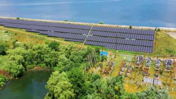 Ferme Énergie Solaire Sur Fond Eau Mer Les Panneaux Photovoltaïques — Video