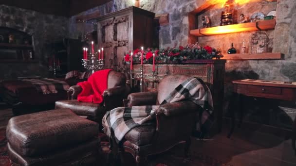 Άνετο Σαλόνι Χριστουγεννιάτικα Στολίδια Χριστουγεννιάτικο Διακοσμημένο Δωμάτιο Πολλά Φώτα Κεριά — Αρχείο Βίντεο