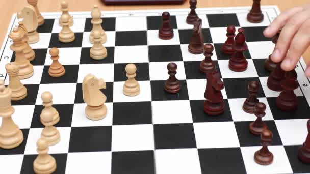 보드에 체스를 젊은이 개념입니다 클로즈업 — 비디오