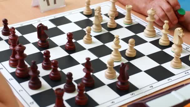 Ciddi Adam Satranç Oynarken Hamlesini Yapıyor Mantık Geliştirme Oyunu Konsepti — Stok video