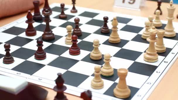 Неузнаваемые Люди Играют Шахматы Столом Концепция Хобби Настольных Игр Развитие — стоковое видео