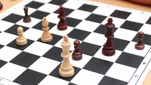 Два Человека Играют Шахматы Шахматные Фигуры Доске Люди Играют Шахматы — стоковое видео