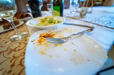 Masada kalan terk edilmiş bir tabak yemek. Masaya bir tabak yemek bırakılmış, dokunulmamış ve unutulmuş..