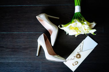 Ayakkabılar ve Çiçekler, Uyumlu Birleştirilmiş Bu Büyüleyici Resim