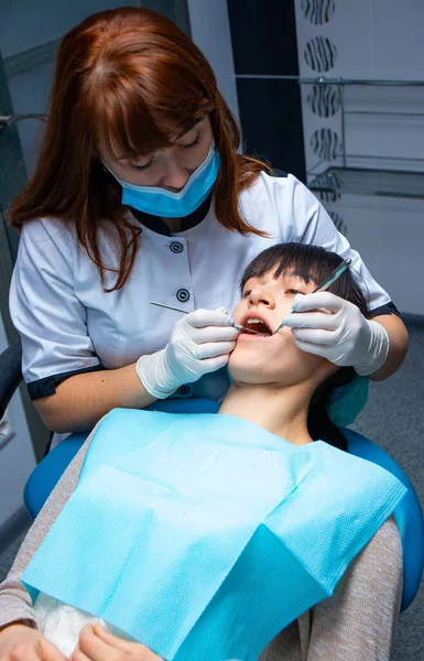 Junge Bekommt Zähne Vom Zahnarzt Untersucht Stomatolische Zahnbehandlung — Stockfoto