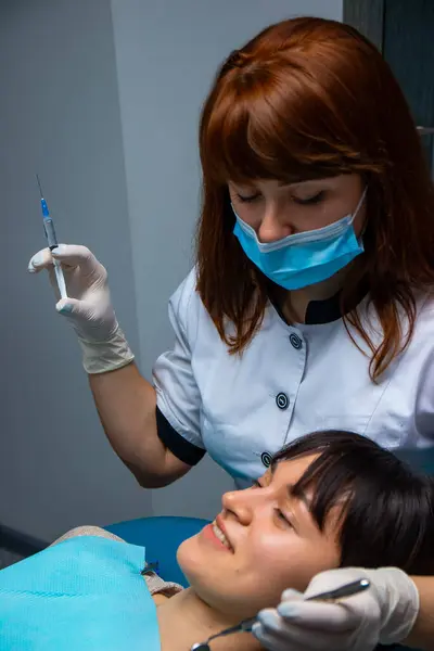 Frau Bekommt Zähne Vom Zahnarzt Untersucht Stomatolia Zahnbehandlung Eine Frau — Stockfoto