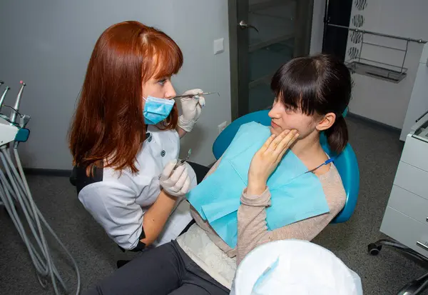 Frau Sitzt Mit Maske Auf Dem Zahnarztstuhl Während Der Zahnbehandlung — Stockfoto