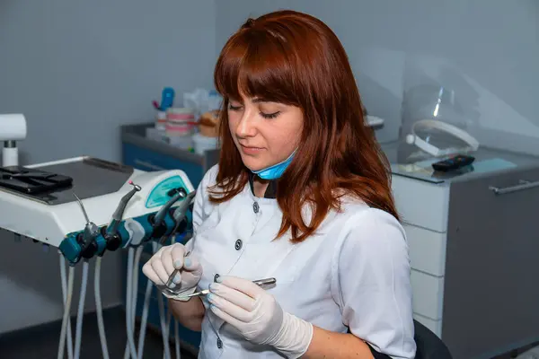 Frau Zahnarztpraxis Mit Zahnarztgerät Eine Frau Einer Zahnarztpraxis Hält Während — Stockfoto