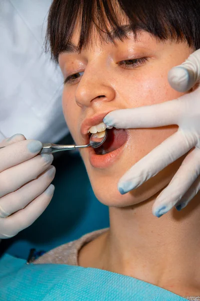 Frau Lässt Zähne Vom Zahnarzt Auf Stomatolien Untersuchen Zahnbehandlung Eine — Stockfoto