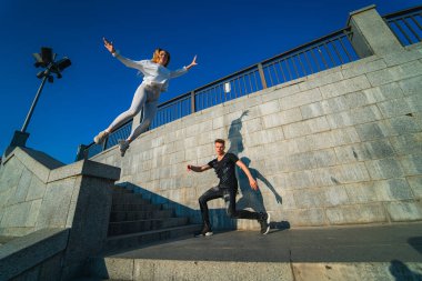 Erkek ve Kadın Havada Zıplıyor, Heyecan, Neşe ve Eğlence Hareketi. Heyecan ve sevinçle dolu, saf eğlence ve coşku dolu bir anı yakalayan bir çift havaya sıçrar..