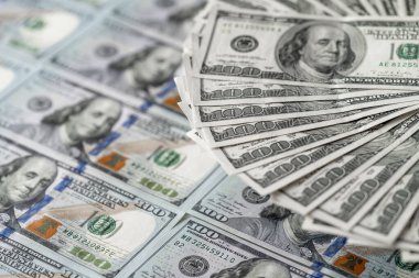 Birbirinin üstüne yığılmış 20 Dolarlık banknotlar. Birbirinin üzerine oturmuş 20 dolarlık banknotlar..