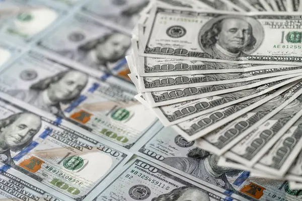 Birbirinin üstüne yığılmış 20 Dolarlık banknotlar. Birbirinin üzerine oturmuş 20 dolarlık banknotlar..