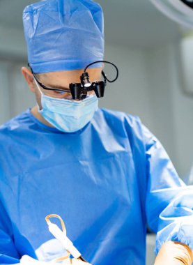 Modern bir konsept. Nöroşirürji uzmanları hastanede çalışıyor..