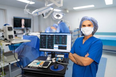 Takım çalışması teknolojileri. Bilgisayar nöroşirürji tıp konsepti.