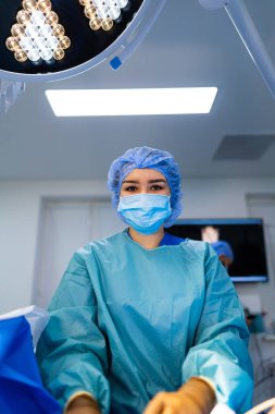 Yüz maskesi takan kadın cerrah. Acil ameliyat hastanesi.