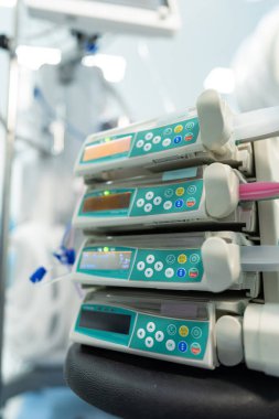 Hastane modern teknolojileri. Hibrit ameliyathanede ekipman ve tıbbi cihazlar.